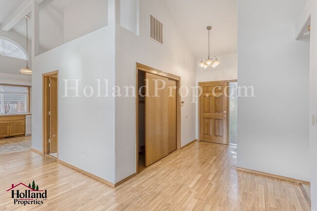 Building Photo - Pet-Friendly Hillsboro Home with Brand New Carpets and Fresh Paint!