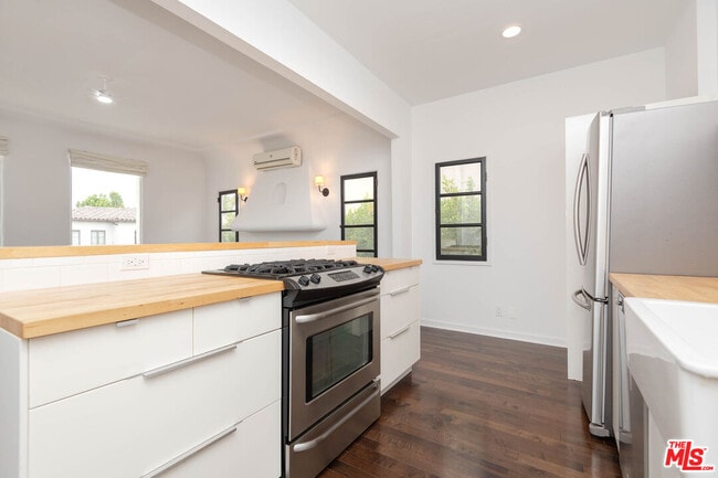 Building Photo - 418 N Curson Ave