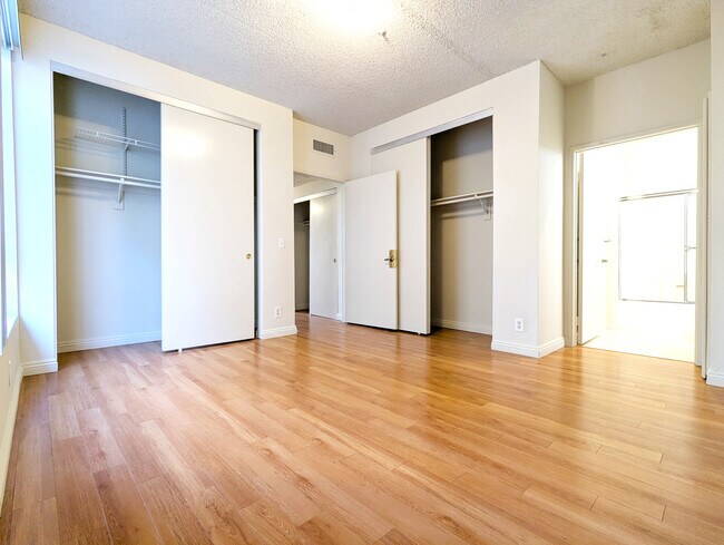 Foto del edificio - 553 S St Andrews Pl