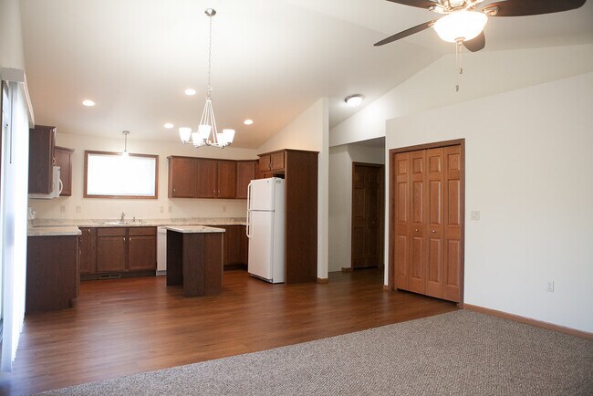 Building Photo - 602 Tamarack Trail
