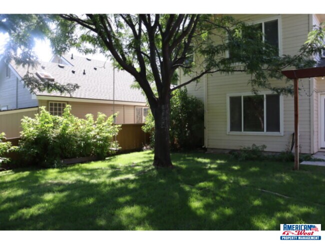 Foto del edificio - Clean Two story 3 bedroom plus office 3 ba...