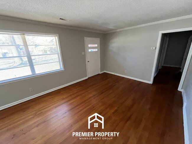 Building Photo - Spacious 3BR Memphis Home w/ Hardwood Floors, Brick Fireplace & Fenced Yard