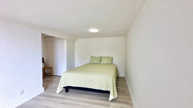 Foto del edificio - Available NOW - Newly Renovated Studio wit...