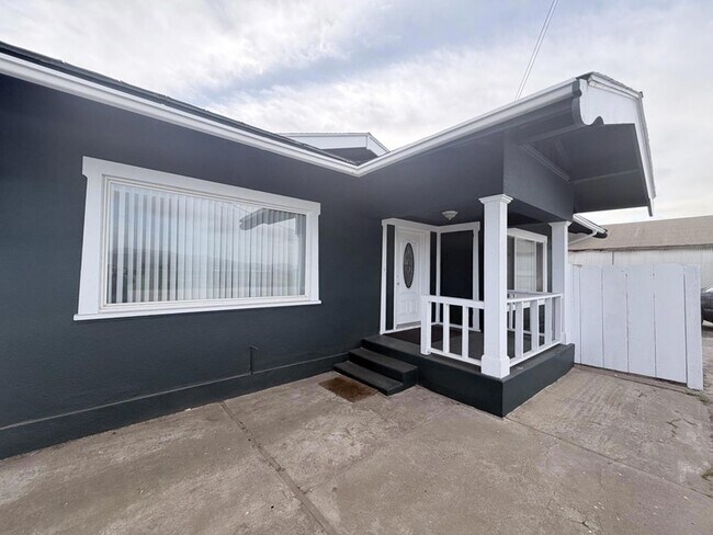 Building Photo - 2340 Alisal Rd