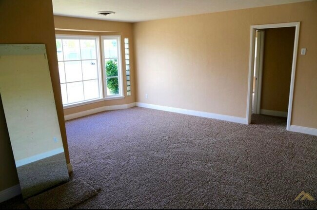 Building Photo - 2531 Truxtun Ave