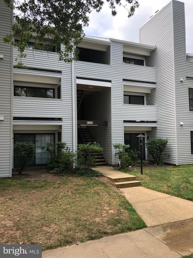 Building Photo - 1639 Carriage House Terrace
