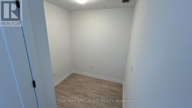 Photo du bâtiment - 770-770 Whitlock Ave