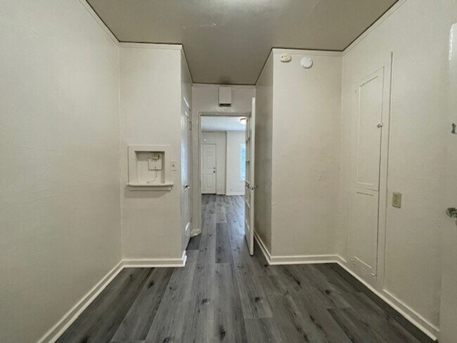 Foto del edificio - Quaint Studio, Freshly Painted, with modern fixtures, with front and back entrance,