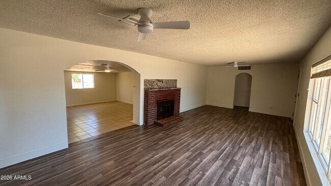 Foto del edificio - 2528 E Hartford Ave