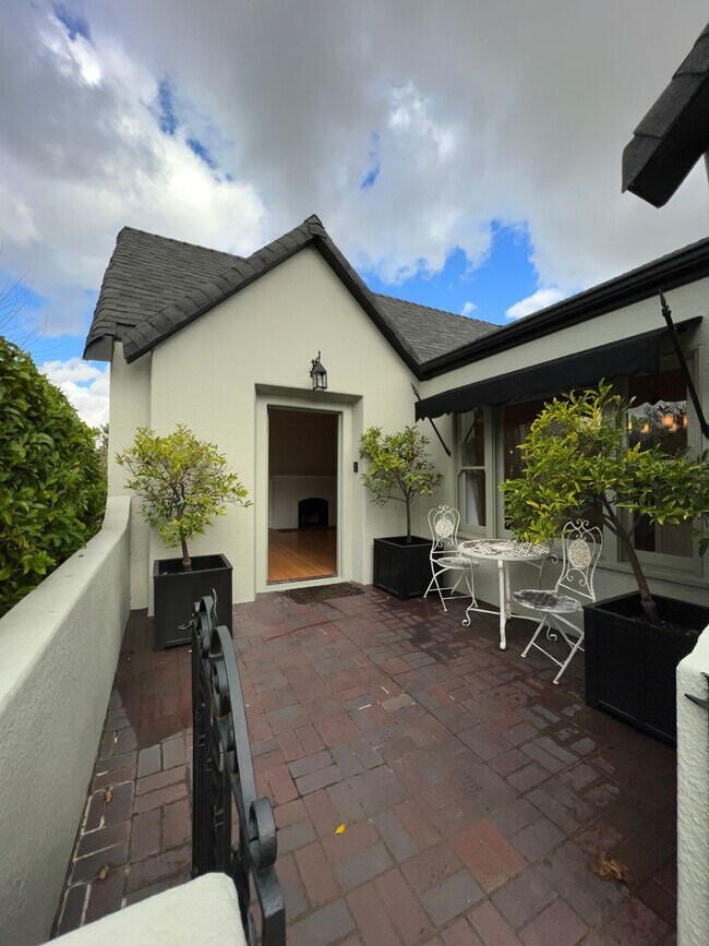 Building Photo - 2 bed (optional 3) 2 bath Vintage Charm ho...