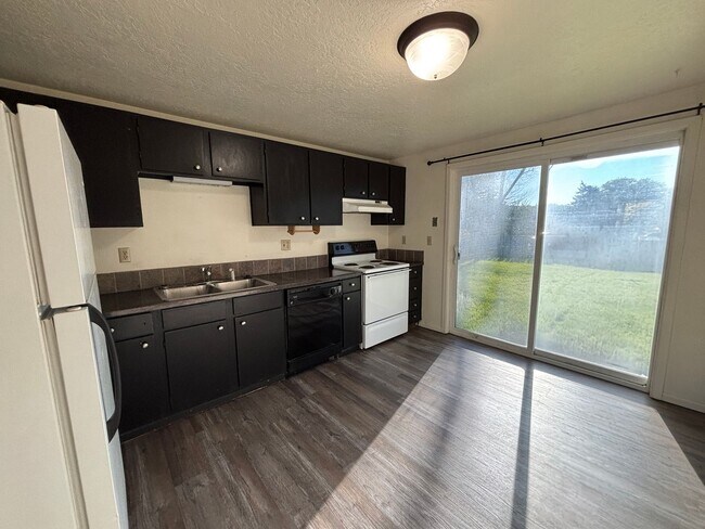 Building Photo - 4035-4037 Amber Ln