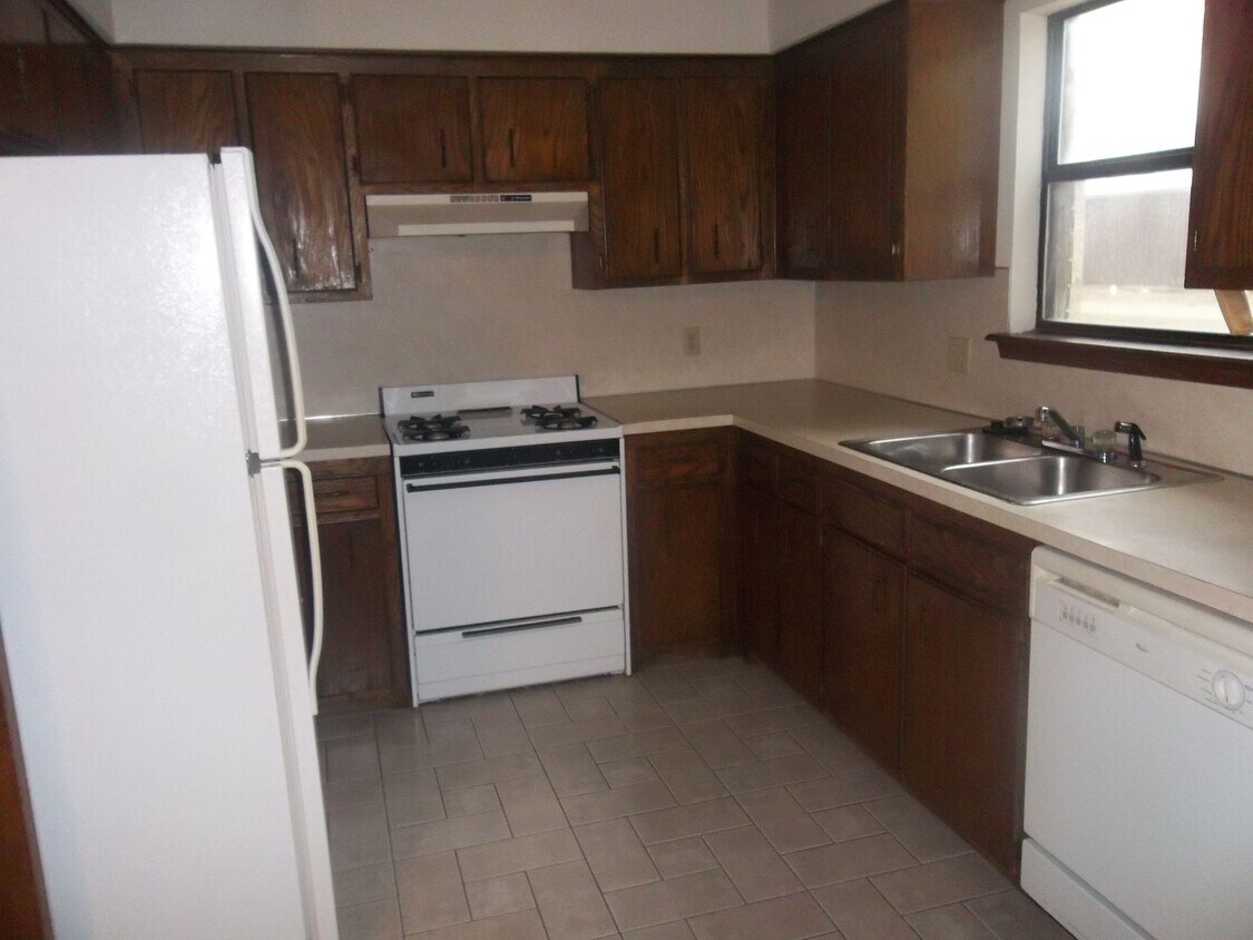 Primary Photo - 1-2 1115 E. 5th St.