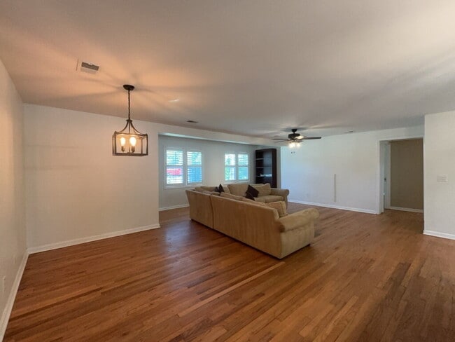 Building Photo - 1367 Fort Johnson Rd