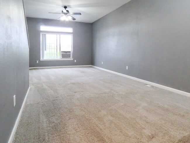 Building Photo - 2 Bedroom Plus Bonus Room - Tigard Townhom...