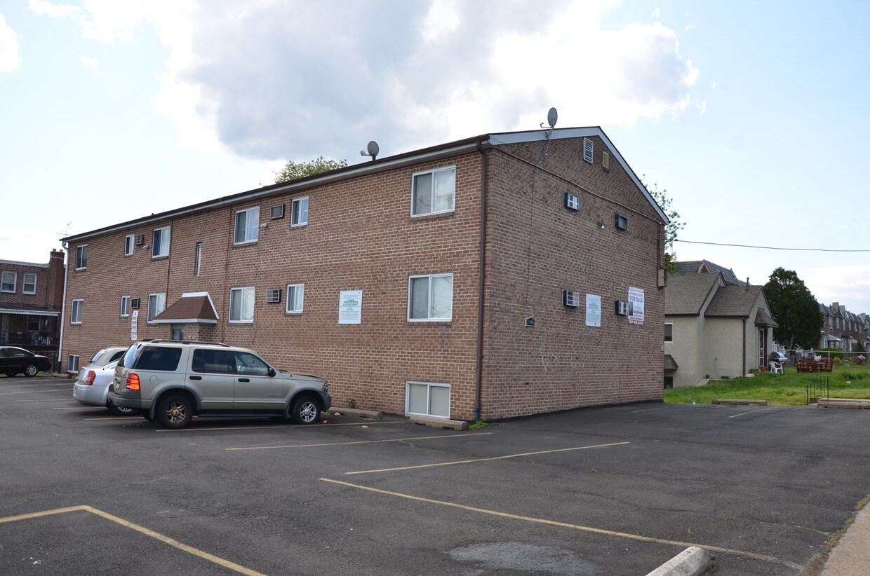 Primary Photo - Devereaux Court Apartments