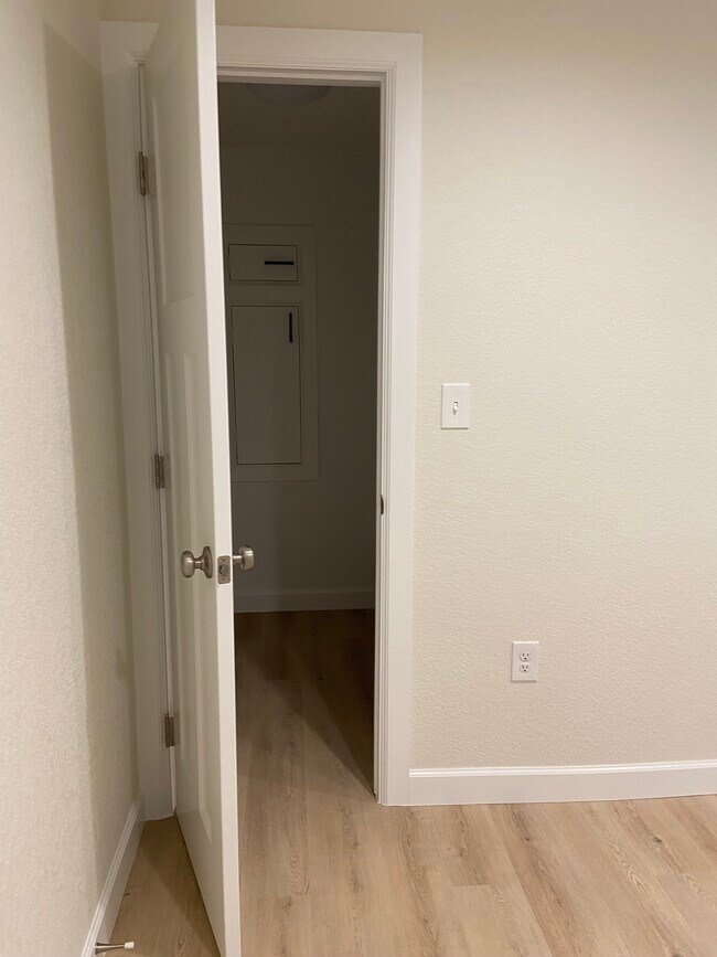 Vestidor - 3583 S Bannock St