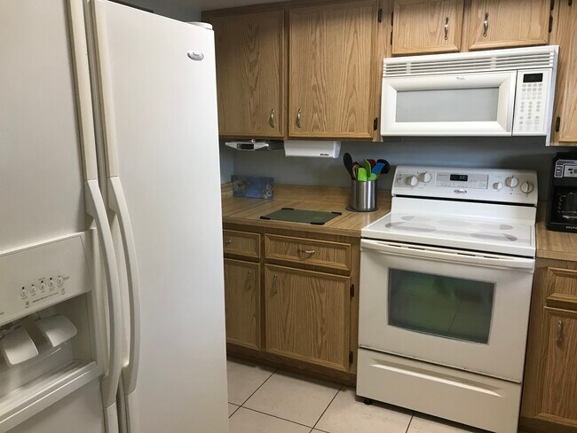 Cocina con electrodomésticos Whirlpool - 205 Palmetto Ave