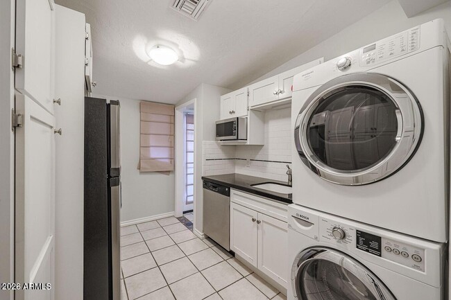 Building Photo - 57 W Lewis Ave