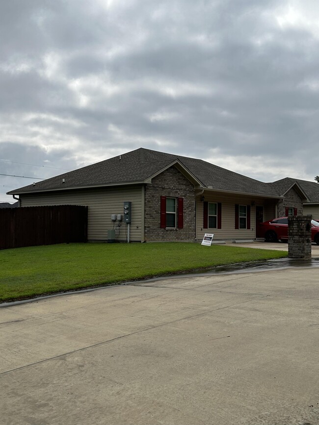 Building Photo - 634 Old Darbonne Rd