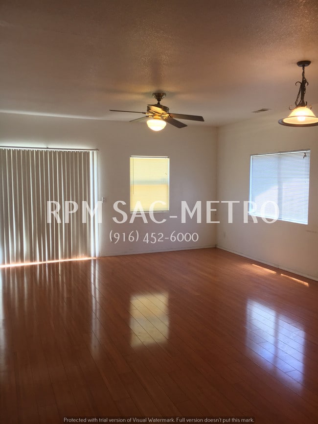 Building Photo - 2134 Meadowglen Ave