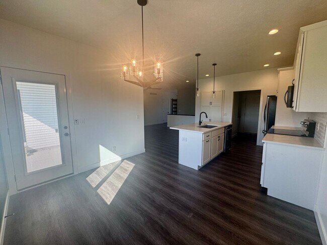 Foto del edificio - 5 bedroom 3 bath in SW Lincoln