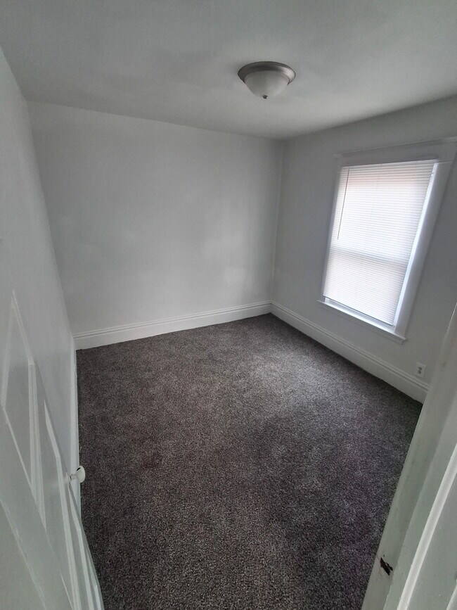 Building Photo - 531 Eastern Ave NE