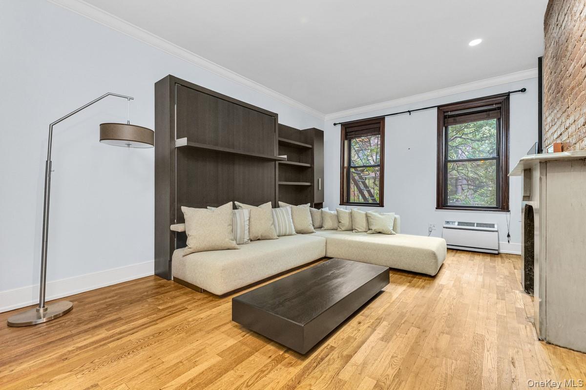Foto principal - 348 E 89th St