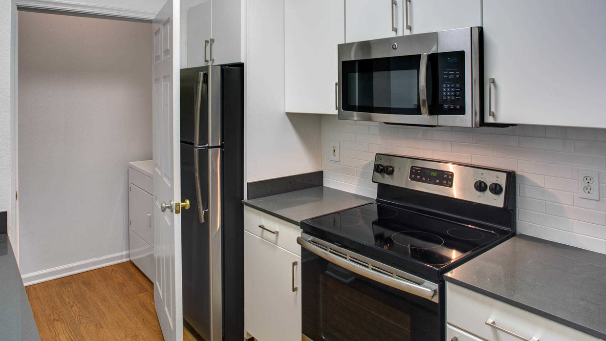 Kitchen - 100 Luna Park Dr
