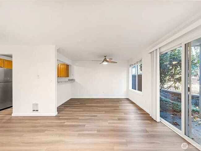 Foto del edificio - Modern First-Floor 1BR Condo | Near Totem Lake, Juanita Beach & Major Tech Employers