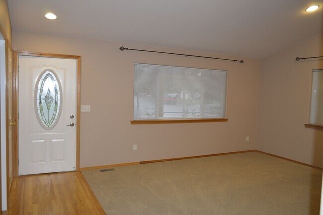 Building Photo - A Rare Gem! One Level, 3 bedroom, Home in ...