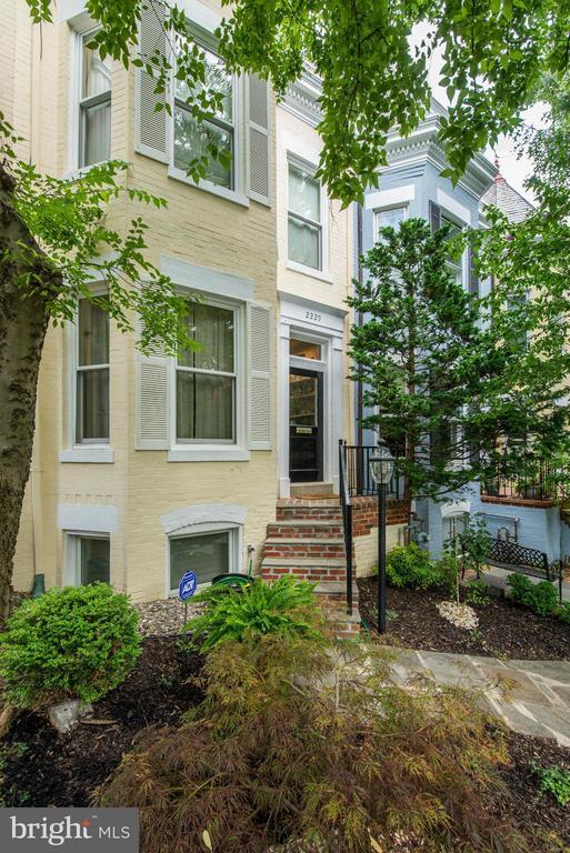 Foto principal - 2229 Hall Pl NW