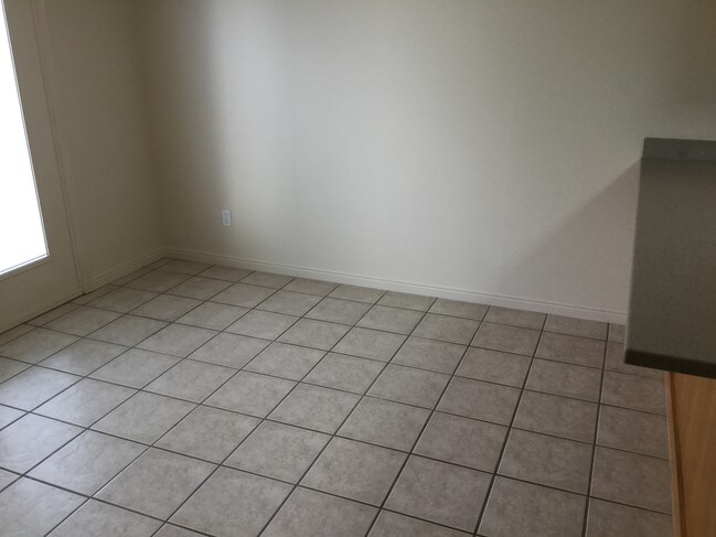 Comedor - 509 Raven Way