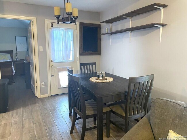 Foto del edificio - 4210 Field Meadow Dr