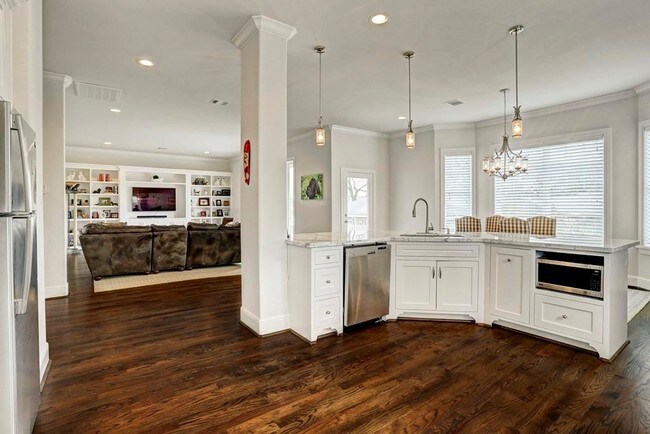 Building Photo - 8007 Serenity Ct