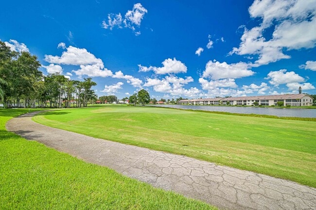 Building Photo - Fully Renovated 2 Bed / 2 Bath Condo with ...