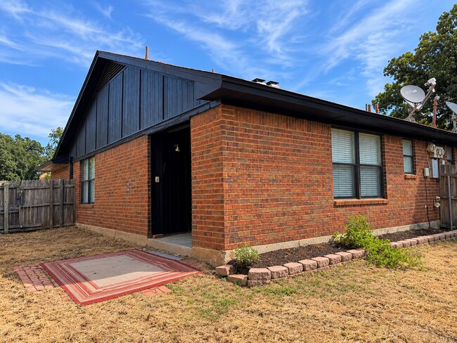 Building Photo - 722 Woodland Ct