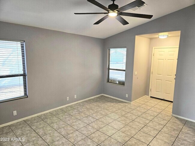 Foto del edificio - 15734 W Young St