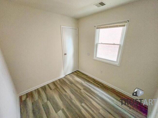 Building Photo - 2 bedroom apartment between Frankford and ...