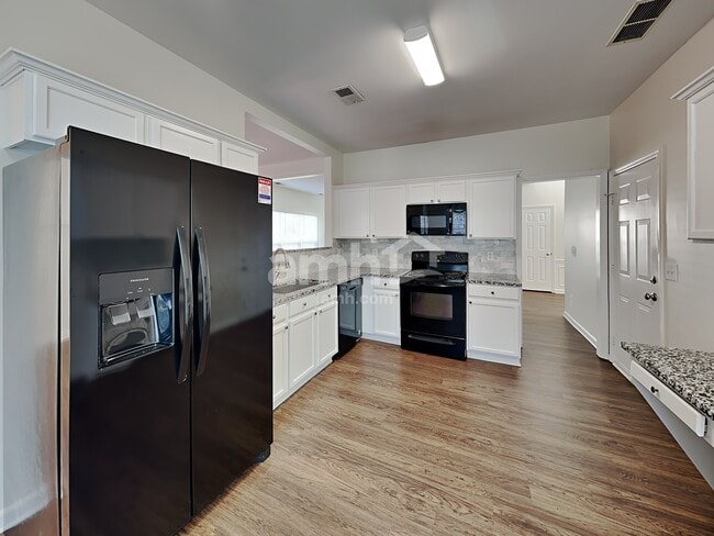Building Photo - 1540 Cardinal Ln