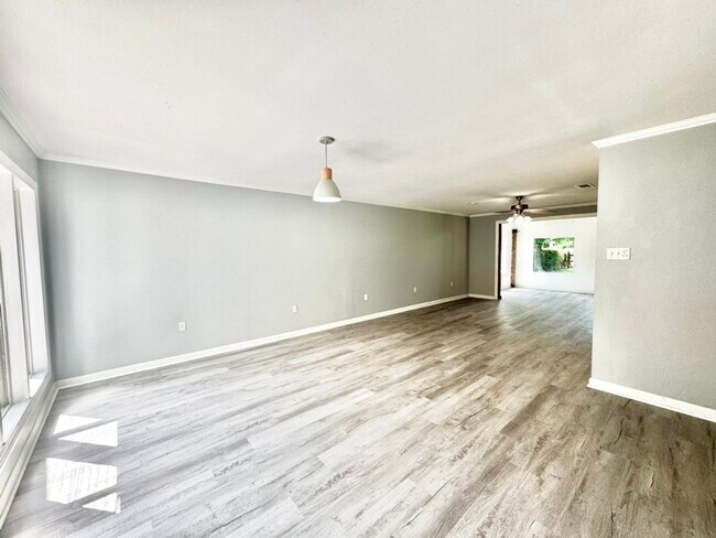 Foto del edificio - 15826 New Market Dr