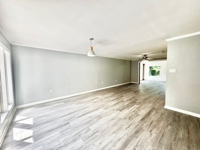 Building Photo - Beautiful 3BR/2BA Home with Sunroom, Formal Dining & Large Backyard