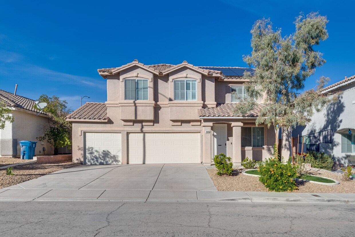 Foto principal - Recently Renovated 4 Bed/4Bath w 3 Car Gar...