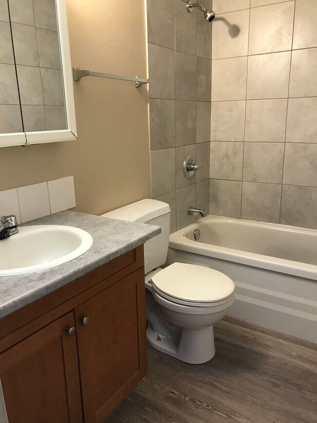Building Photo - 3 Bed 1 Bath Unit in Red Deer, AB