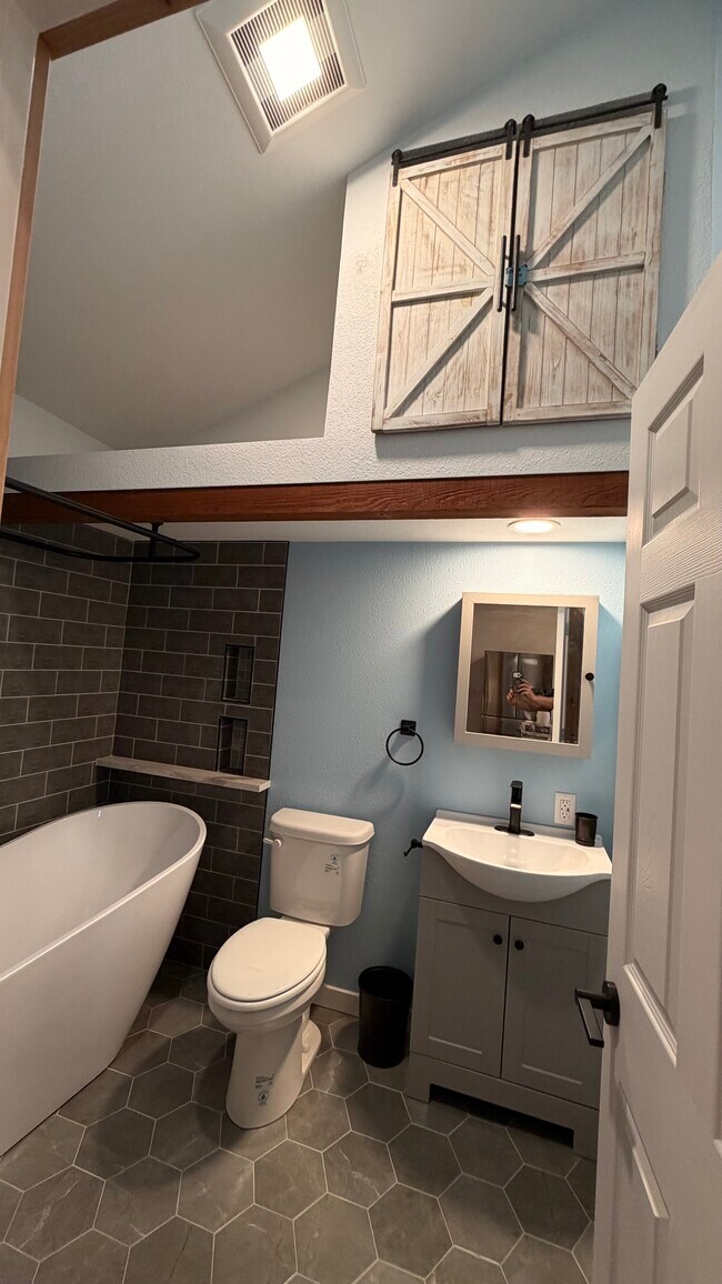 Foto del edificio - 1807 Creekwood Dr