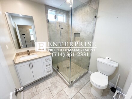 Building Photo - Lovely Spacious Clean Home (1401 Orange Ave)
