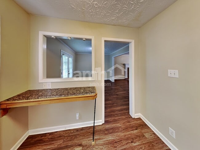 Foto del edificio - 424 Spring Falls Dr