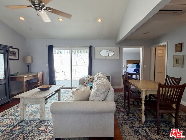 Foto del edificio - 3950 Las Flores Canyon Rd
