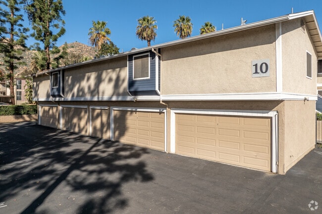 Estacionamiento en garaje - Pine Village