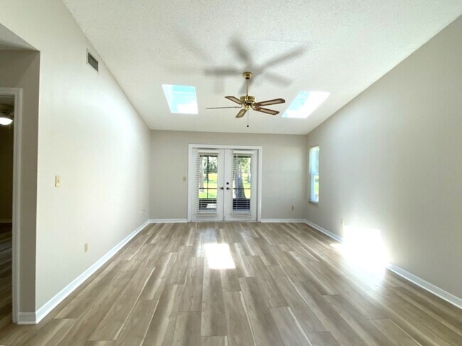 Building Photo - Two Bedroom Pelican BayTownhome