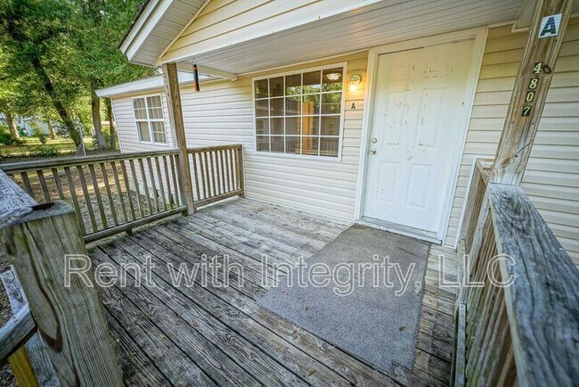 Building Photo - 4807 Center Dr